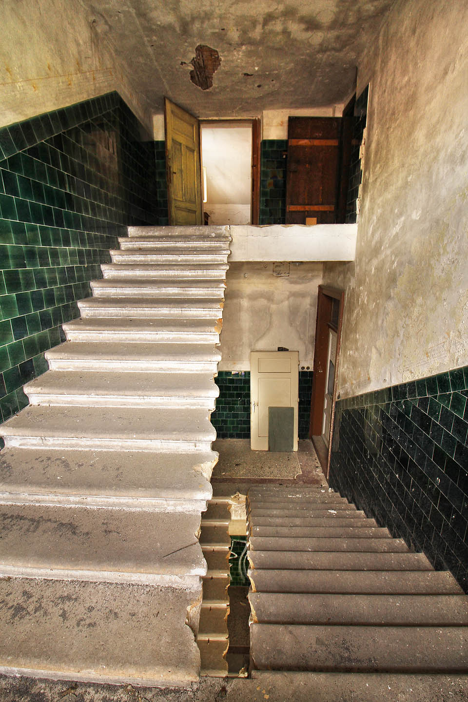 Zelenisté schodiště pokračuje do podstřeší.