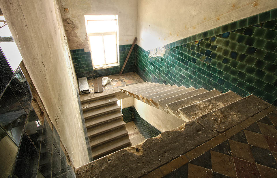 Z hlediska bezpečnosti tu zábradlí poněkud chybí. Z hlediska architektonického neméně.