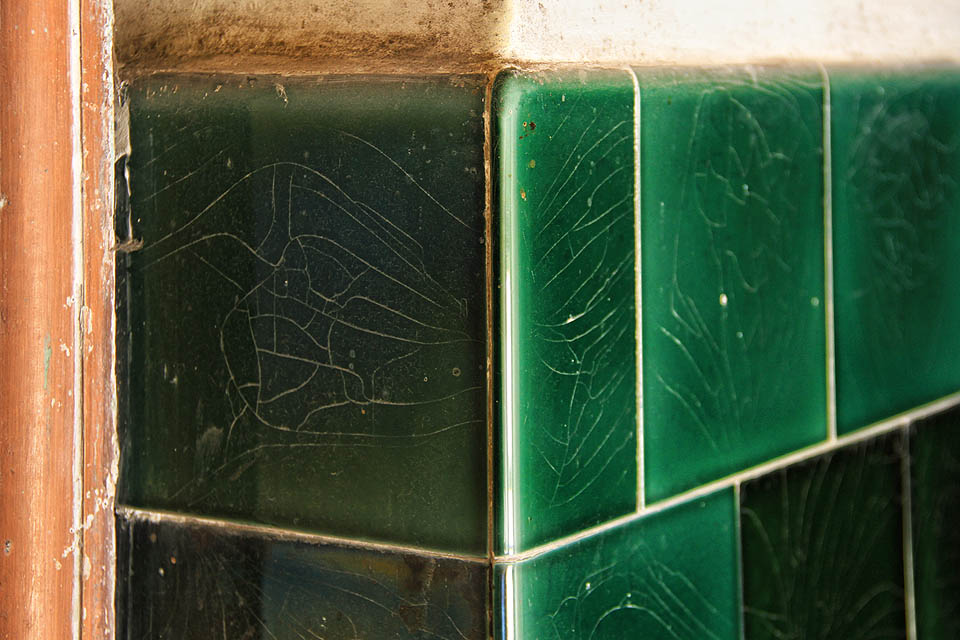 Oproti dnešním obkladům, plným plastových lišt a silikonu, se tehdejší tvarovky několika typů vznáší na piedestalu kvality a umu.