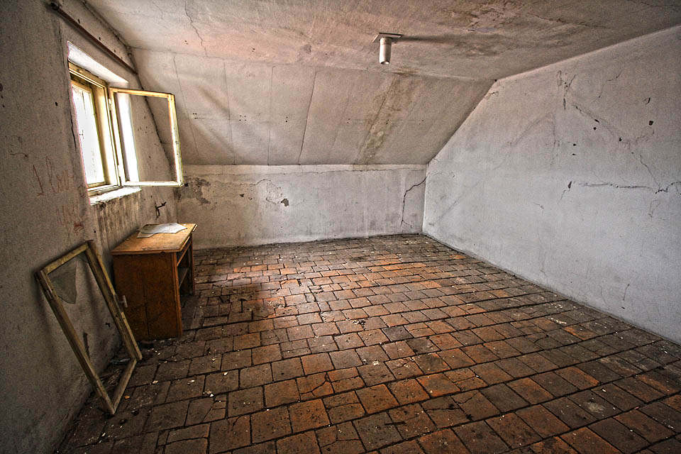 Cihly půdovky na podlaze pokoje pro služebnictvo. Klubovna pro partu kluků jako vystřižená.