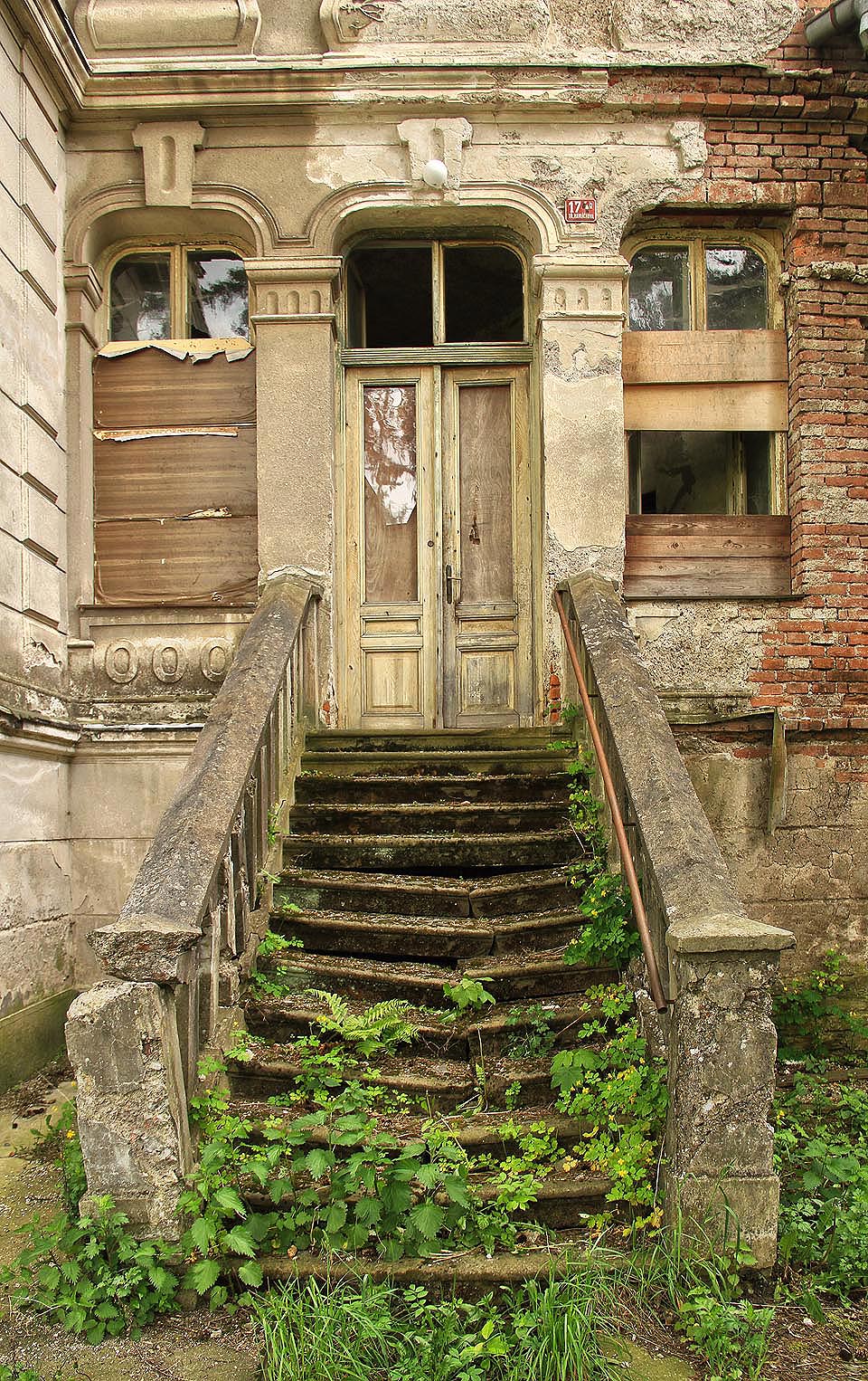 Vstup do vily je jako z pohádky o zakleté princezně.