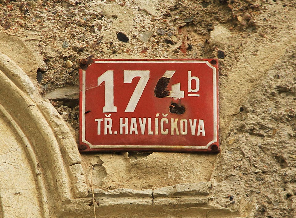 V Novém Městě nad Metují byly domy očíslovány v roce 1785. Až do konce 20. století zde platilo neobvyklé pravidlo, že čísla domů na náměstí byla doplněna písmenem A, čísla Krajského předměstí B a čísla Horského předměstí C.