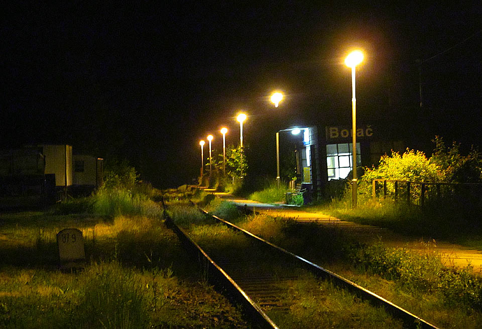 Zastávka Borač v horké květnové noci roku 2015 čeká na průjezd posledního nočního vlaku do <a href=/Tema/Ti%C5%A1nov%20%28%C5%BEst%29>Tišnova</a>.