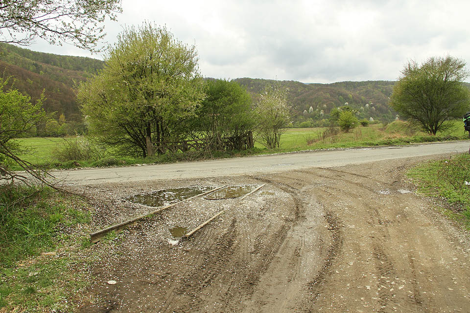 Před Бронькоу lze nalézt ještě kousek 750 mm koleje zaasfaltovaný v přejezdu silnice. Těleso dráhy je zde stále velmi dobře patrné.