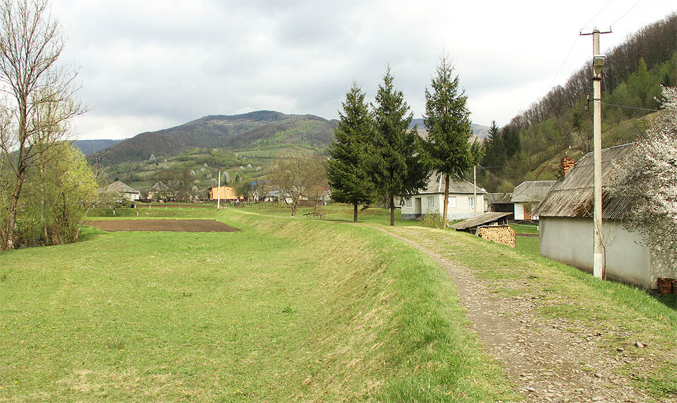 Také v nejvyšší obci na trati (Лисичово) je stále dobře patrný náspe úzkokolejky, ze kterého se stala pěší cesta a částečně ochranná hráz proti jarní povodni.