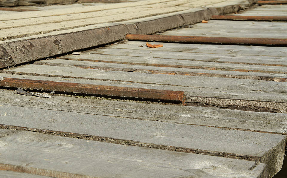 Poslední nespornou připomínkou, že i tímto horským údolím kdysi projížděly vlaky a svist jejich píšťal se odrážel od strmých svahů, jsou kolejnice vyztužující moderní most pro automobily pro svážení dřeva.