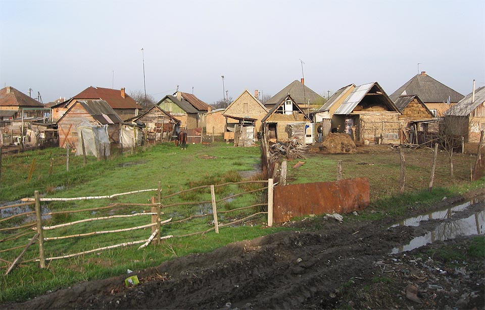 Výhledy z vlaku se nepodobají ničemu, co známe z našich krajin. Tradiční hospodaření a citelná chudoba na Ukrajině nabízí malebnou a vlastně i trochu smutnou podívanou.