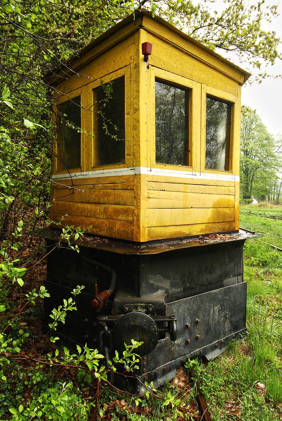 Sněžný pluh vypadá, jako by pocházel z jiného světa. Připomíná nám cosi mezi rozvrzanou rybářskou lodí a gondolou polárního balónu.