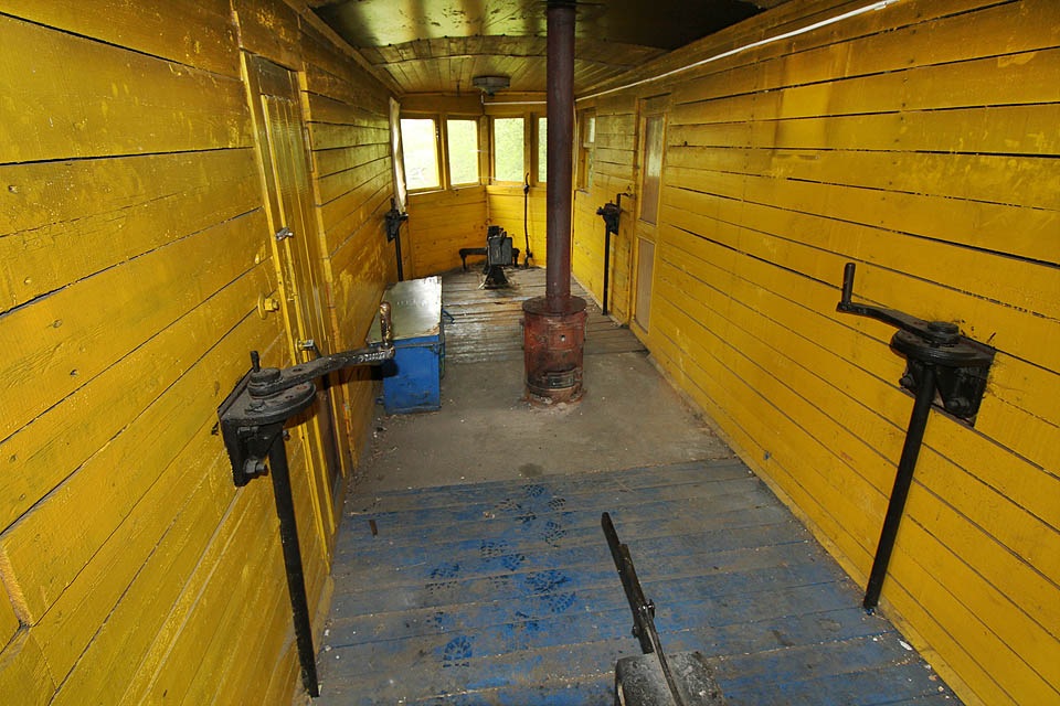 Uvnitř vypadá jednoduše - vlastní motor nemá, musí být tlačen lokomotivou. V suchém a čistém prostoru s kamínky by se krásně nocovalo.