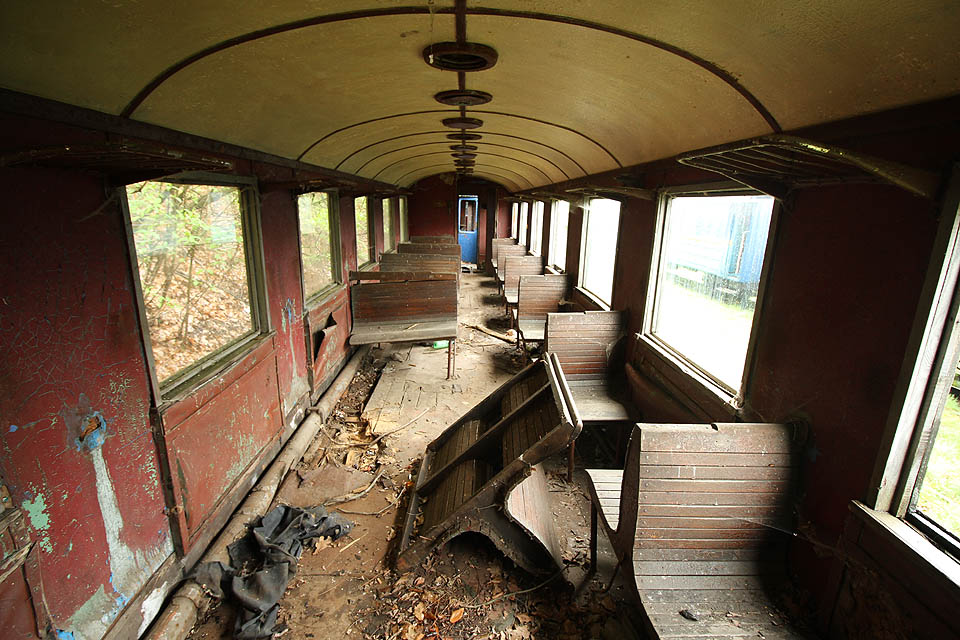 Dřevěná sedadla ovšem už také mají své nejlepší roky za sebou. Mírná kanibalizace odstavených vozů naštěstí ještě drží alespoň jejich mladší sourozence v provozu.