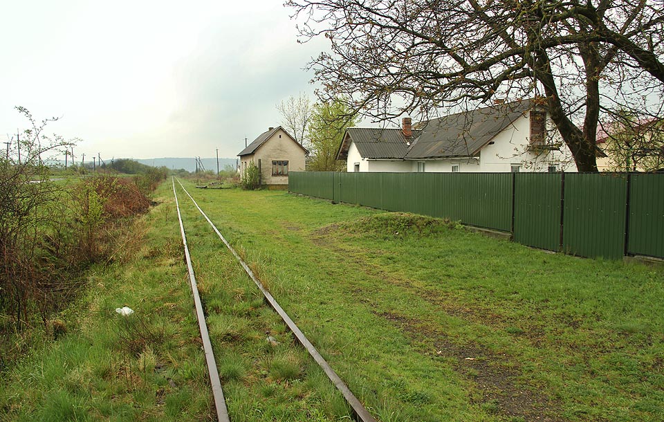 Staniční budova v zastávce Камянське je již přeměněna na soukromý dům chráněný před očima zvědavců neprůhledným plotem.