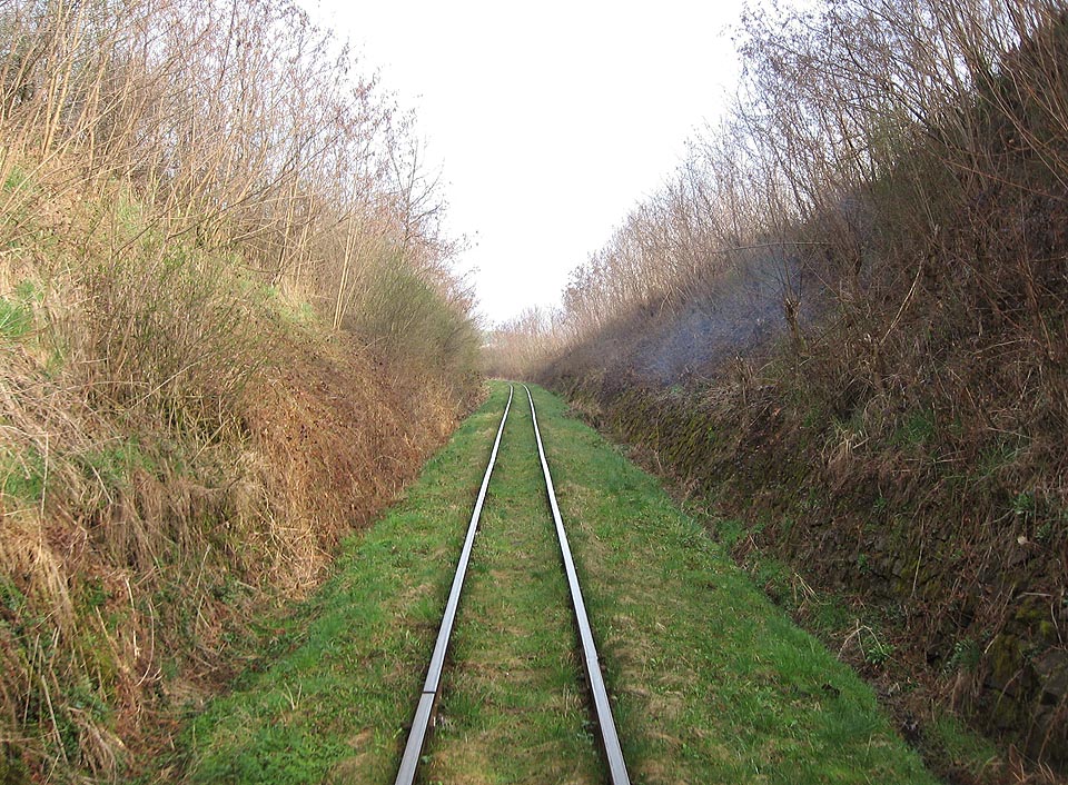 Jediným výraznějším zářezem na trase je průchod malým sedýlkem za bývalou stanicí Камянське.