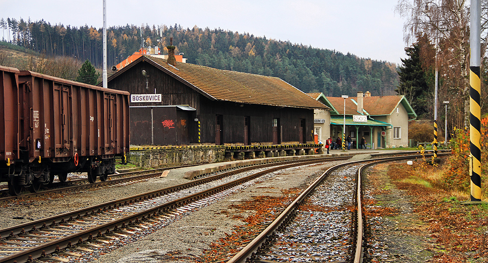 Při pohledu od severu zakrývá výpravní budova <a href=/Tema/Boskovice>město</a> a stanice vypadá, jako by ležela v lůně přírody.