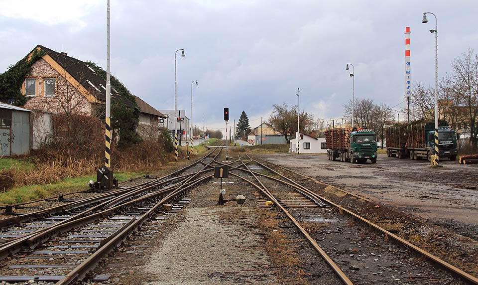 Pohled k severu na později dobudovanou dráhu, která táhlým stoupáním spojuje Boskovice s dalšími obcemi na dně Boskovické brázdy. 