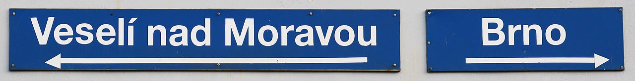 Správně provedené označení směru vlaků na východu z podchodu je v Brankovicích obzvláště užitečné. Vzhledem k tomu, že trať se v oblouku, ve kterém leží i nádraží, stáčí o téměř 180°, mohl by si nejden cestující splést směr, kterým se hodlá vydat.