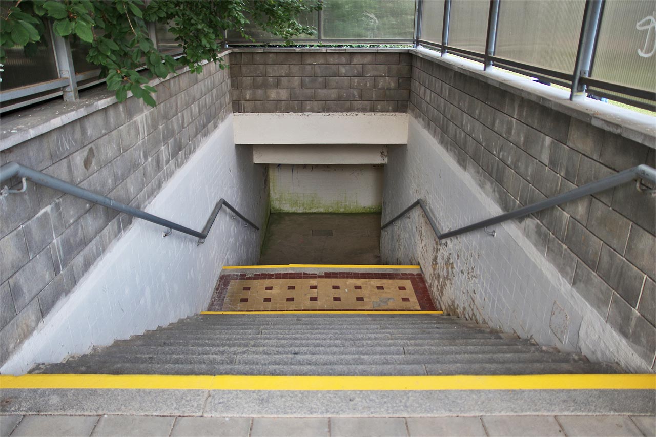 Po zrušení přejezdu po 2. světové válce přibyl ve stanici podchod, který slouží dodnes.