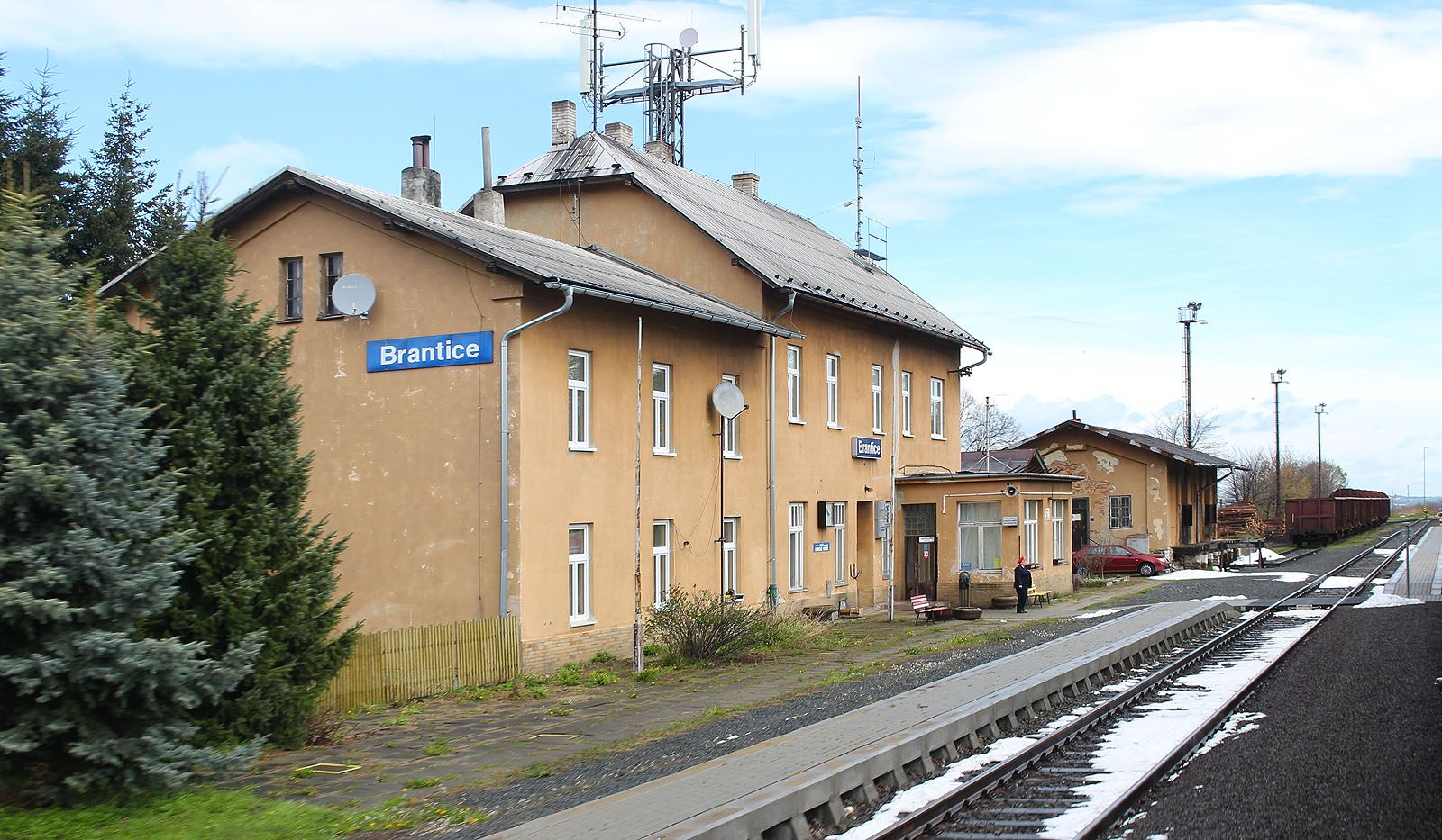 Poslední zbytky sněhu ve stanici Brantice v dubnu roku 2017.