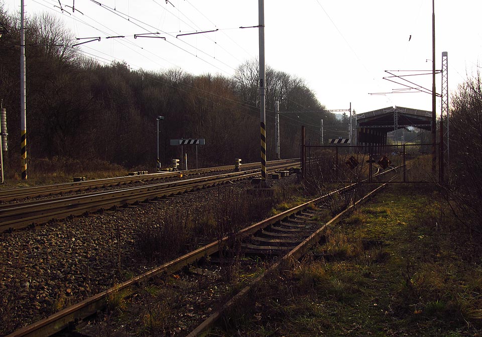Tady stály vagóny s vězni čekajícími na umístění do koncentračního tábora. Tady stály vagóny s vězni čekajícími na umístění do koncentračního tábora.