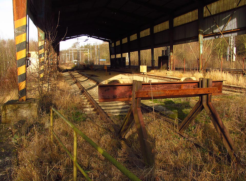 Nakládací a vykládací prostor je vysypán pískem takřka plážovým.