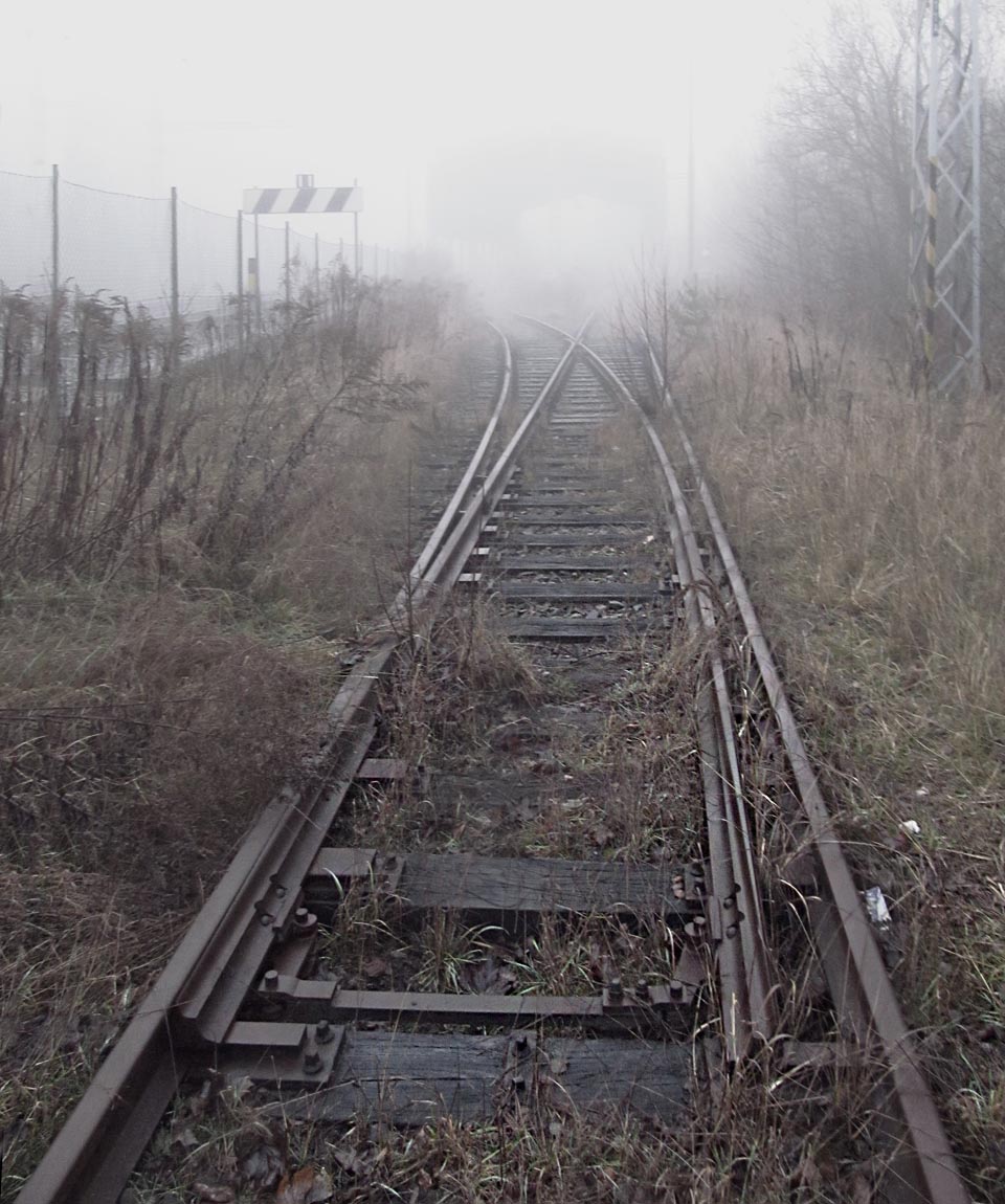 Je cosi mrazivého v tom kousku kolejí mezi železnicí spojující svět a bývalým koncentrákem od světa izolovaným ostnatým drátem a kulometnými věžemi. Je cosi mrazivého v tom kousku kolejí mezi železnicí spojující svět a bývalým koncentrákem od světa izolovaným ostnatým drátem a kulometnými věžemi.