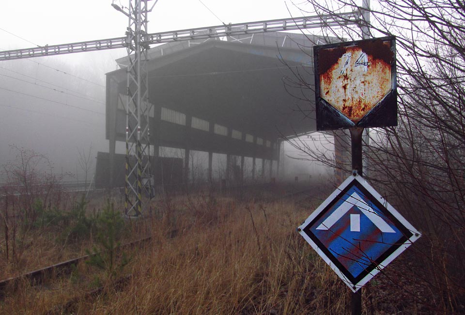 Místo v troleji, koluje nyní proud v solárních panelech elektrárny instalované na střeše nakládacího přístřešku. Místo v troleji, koluje nyní proud v solárních panelech elektrárny instalované na střeše nakládacího přístřešku.