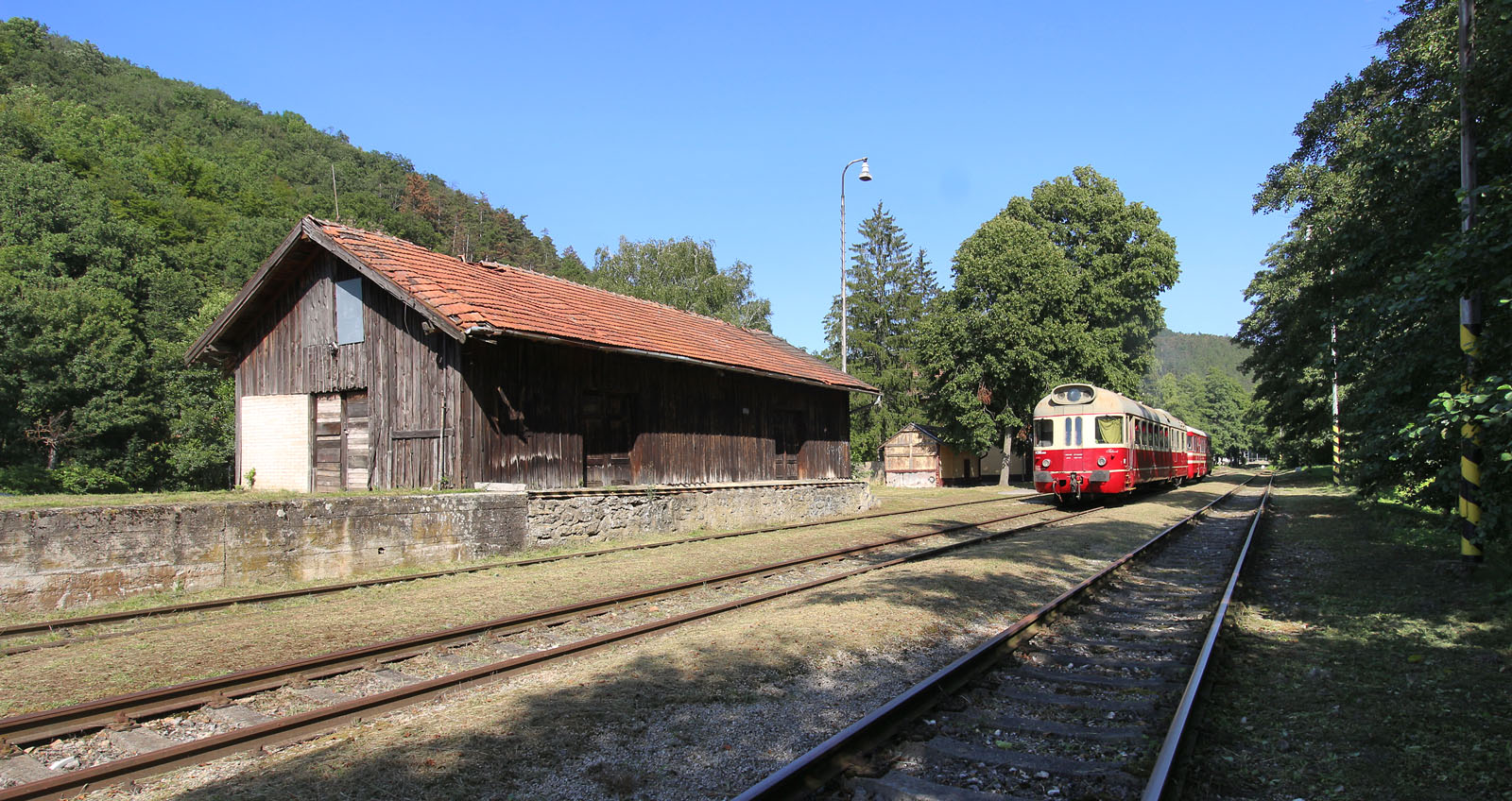 Celkový pohled na stanici Brezová pod Bradlom, včetně nádražního skladiště. Zřejmě odtud vycházela úzkokolejná dráha ke Štefánikově mohyle.