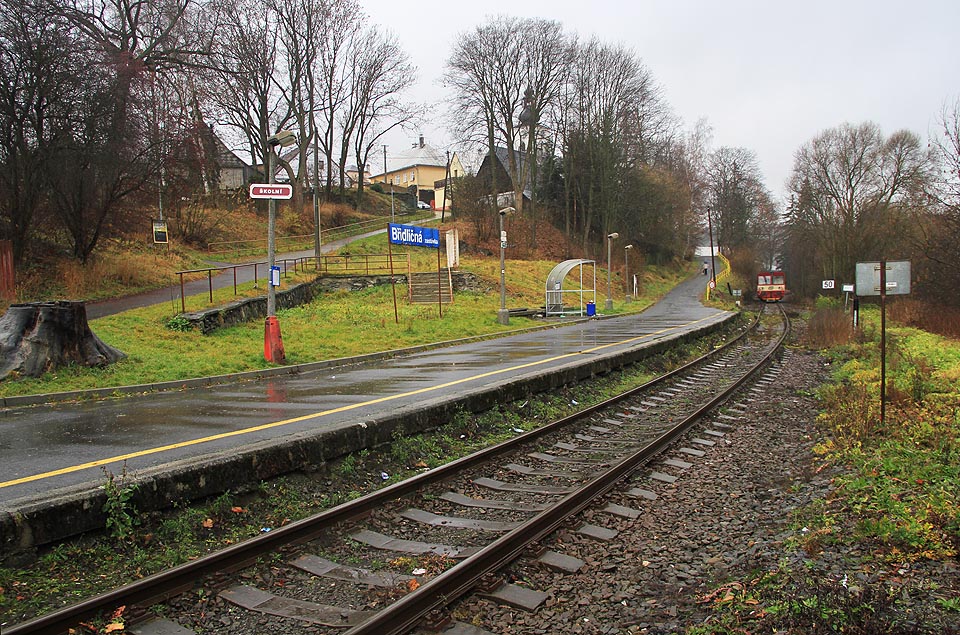 Z původní malebné dřevěné čekárny a výdejny jízdenek na zastávce Břidličná zastávka zbyly v roce 2015 pouze schody a kamenná podezdívka. Cestujícím slouží miniaturní přístřešek, za který by se styděla i zastávka autobusová.