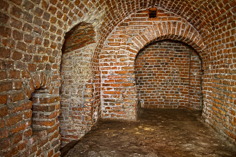 Nejzajímavější součástí brněnského podzemí jsou historická sklepení pod středověkým městem (na snímku <a href="/Tema/Sklepy pod Římským náměstím">podzemí pod Římským náměstím</a>).