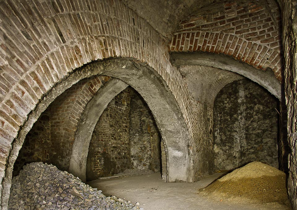 Řada podzemních prostor v Brně prošla nákladnou a citlivou sanací, díky kterým lze zajímavé prostory navštívit v téměř původním stavu (na snímku <a href=/tema/Sklepy%20franti%C5%A1k%C3%A1nsk%C3%A9ho%20kl%C3%A1%C5%A1tera%20v%20Brn%C4%9B>sklepení františkánského kláštera</a>.