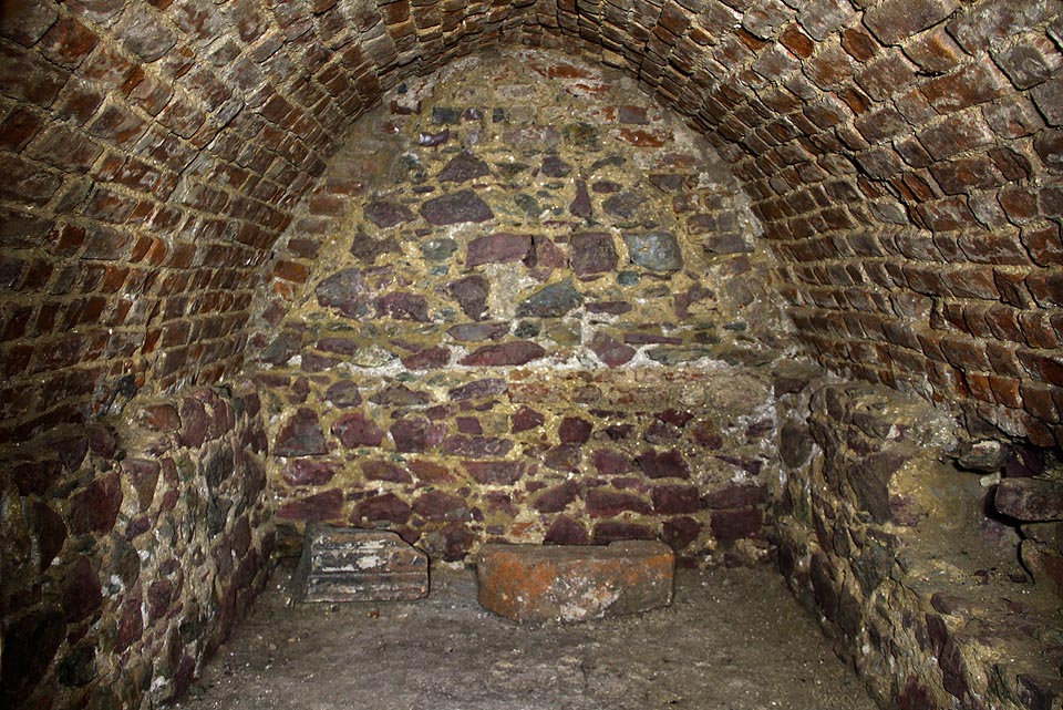 S troškou štěstí lze při průzkumu narazit dokonce na sklepy s gotickou klenbou, jako je tomu <a href=/tema/Sklepen%C3%AD%20na%20Jezuitsk%C3%A9>pod Jezuitskou ulicí</a>.