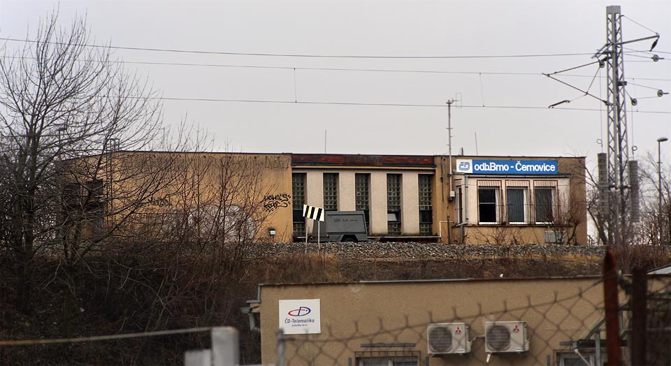 Opačný pohled na odbočku Brno-Černovice odbočka k jihu zpod mostních pilířů na Nezamyslově ulici.