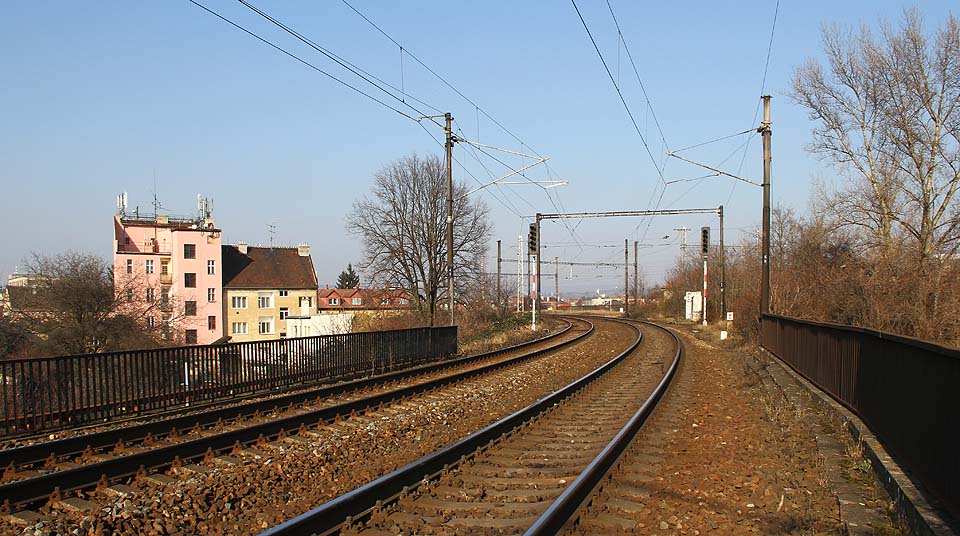 Pohled na odbočku od jihozápadu ve směru od <a href=/Tema/Brno%20doln%C3%AD%20n%C3%A1dra%C5%BE%C3%AD%20%28%C5%BEst%29>dolního nádraží</a>.
