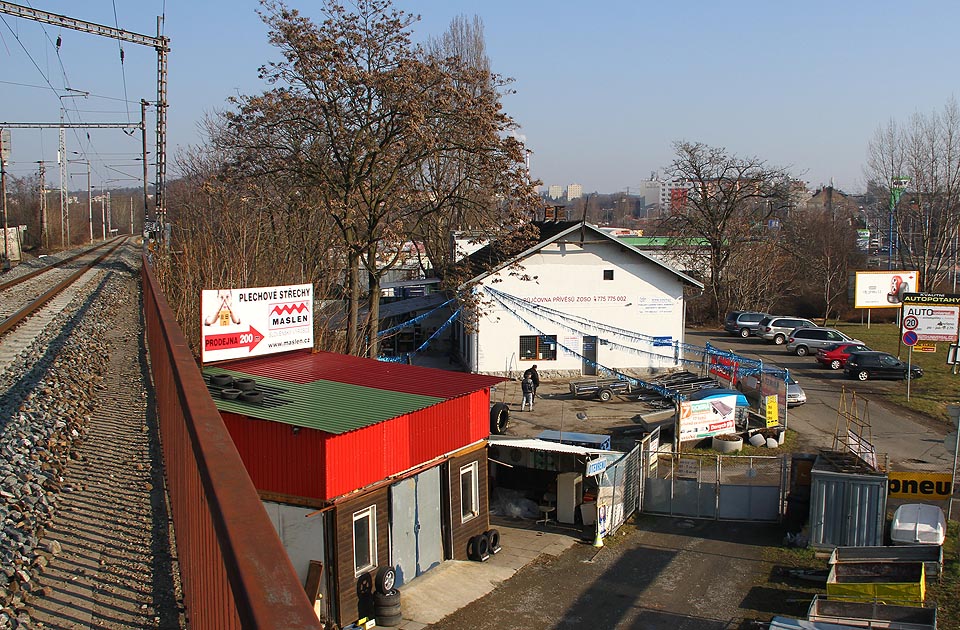 Nejzápadnější část bývalé stanice Brno-Černovice včetně staniční budovy z nadjezdu Vlárské dráhy.