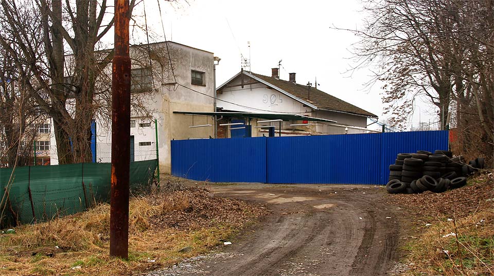 Z této strany přiléhalo k budově kolejiště stanice, ze kterého odjížděly vlaky do Líšně.