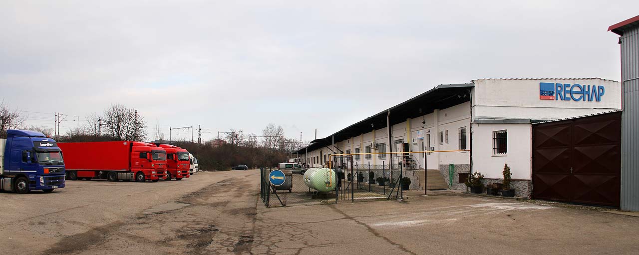 Na této pláni se nacházelo samotné kolejiště stanice. Vpravo je vidět původní nádražní skladiště.