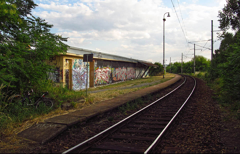 Zastávka vznikla v souvislosti s výstavbou jednokolejné Komárovské spojky, na které leží.