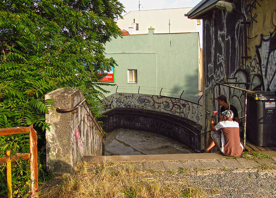 Díky své odlehlosti je zastávka Brno-Černovice místem působení nejrůznějších živlů.