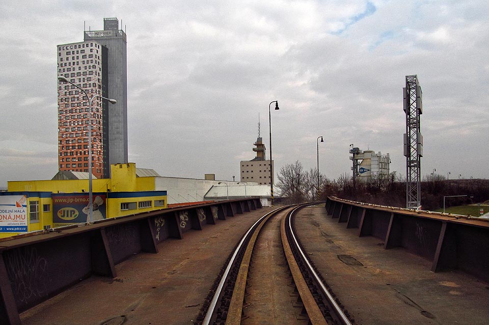 Most by svojí šířkou možná stačil i pro dvě koleje.