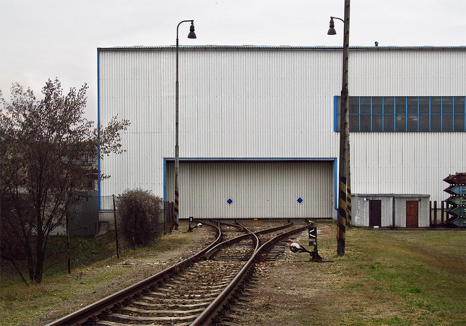 Vjezdem do haly společnosti Ferona přístupná část vlečky končí.