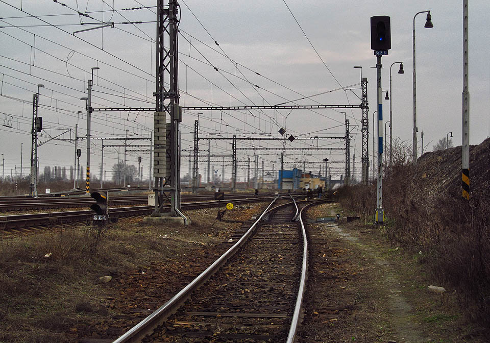 Pohled na odvratnou kolej a kolejiště heršpického nádraží.