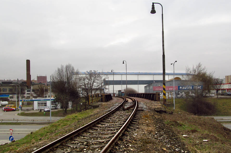 Po velkorysém ocelovém mostě vlečka překonává frekventovanou čtyřproudou Heršpickou ulici.