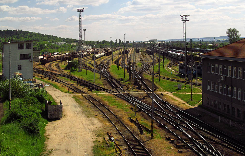Pohled z lávky na „harfu“, tedy kolejový rozplet, kde se vozy spouštěné ze svážného pahrbku rozjíždí na jednu z 23 směrových kolejí. Vlevo budova spádovištního stavědla č. 2 a vpravo výpravní budova a stavědlo č. 3.