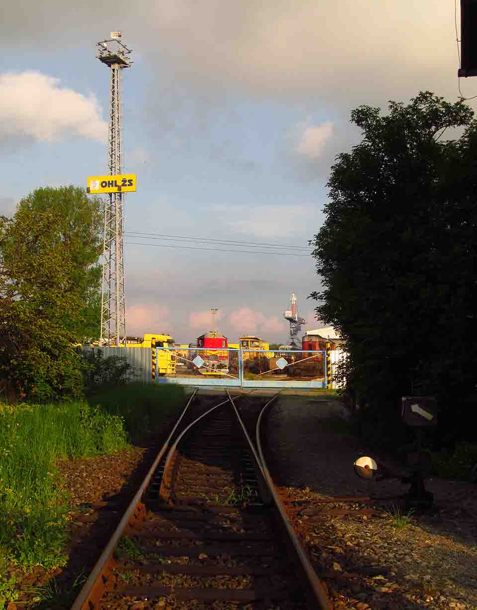 První výhybka vlečky se nachází ještě před branou, na volném prostranství nedaleko přejezdu do ulice <a href=Tema/Slatinka%20(ulice%20v%20Brně)>Slatinka</a>.