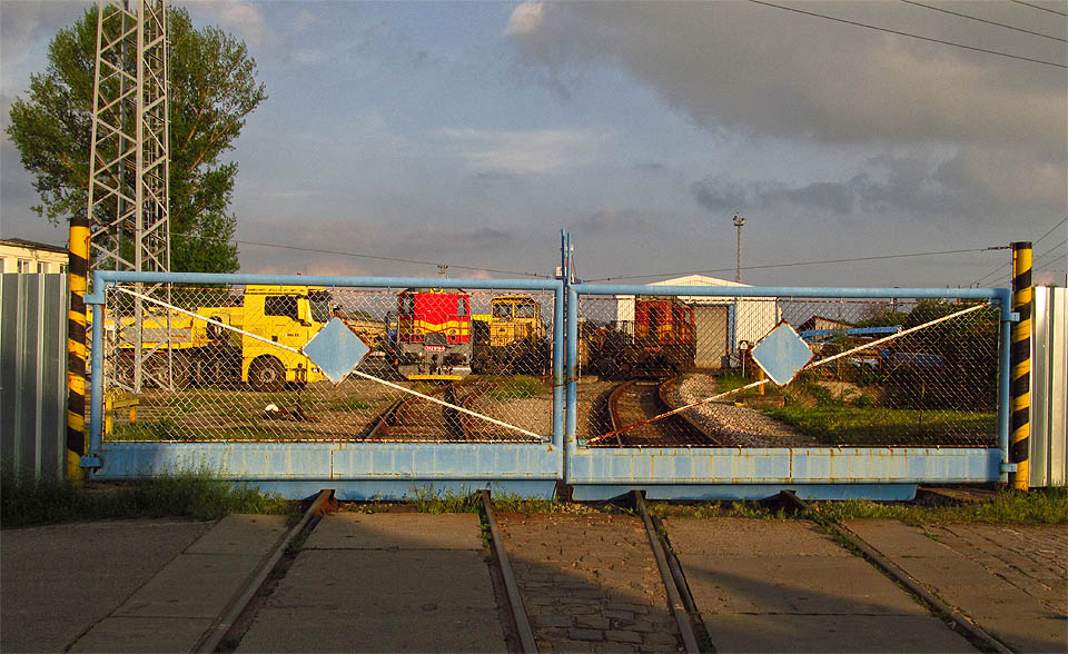 Ačkoliv na to nevypadá, brána do areálu je hojně využívaná.