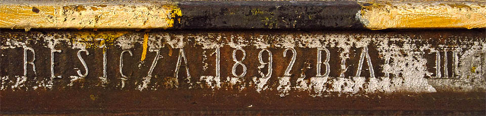 Svršek je již dávno mnohokrát vyměněn, ale kolejnice použitá na lemování bývalé rampy prozrazuje, že původní kolejnice pocházely z železáren Resicza v dnešním Rumunsku.