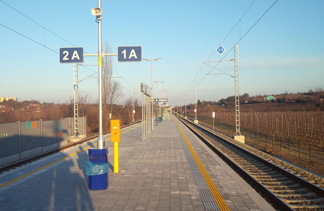 Zastávka disponuje jediným ostrovním nástupištěm, díky kterému je takřka nemožné nastoupit do nesprávného vlaku.