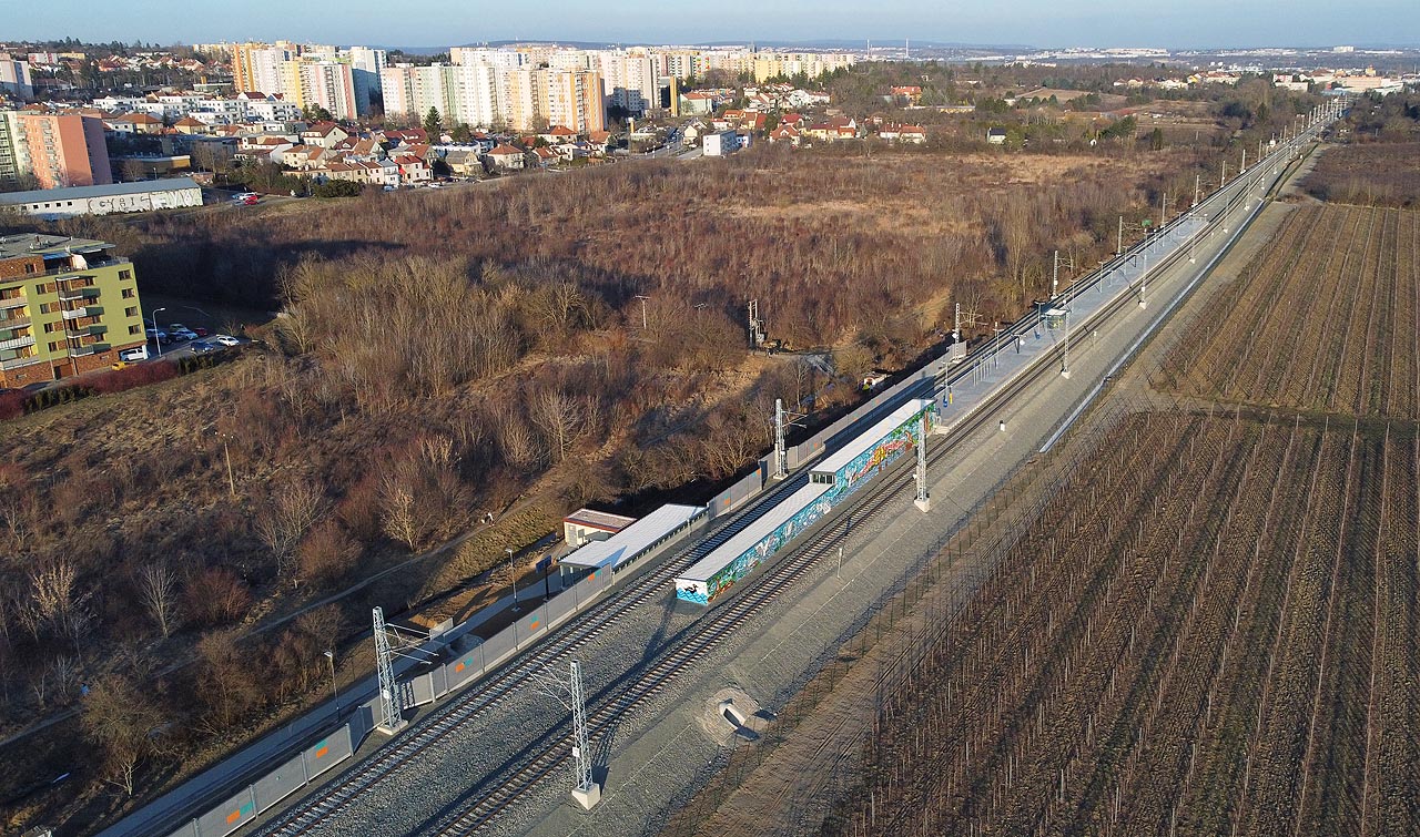 Pohled od jihozápadu - zastávce uprostřed pustiny dominuje pomalovaný světlík podchodu.
