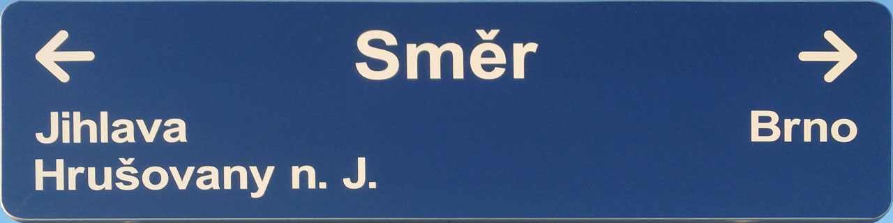 Směrová tabule na zastávce neopomíná směr na Hrušovany nad Jevišovkou (přestože stanice nese od roku 2021 v názvu ještě Šanov). Podobně nekonzistentní je také směr „Brno“ na tabuli, která se nachází v Brně.