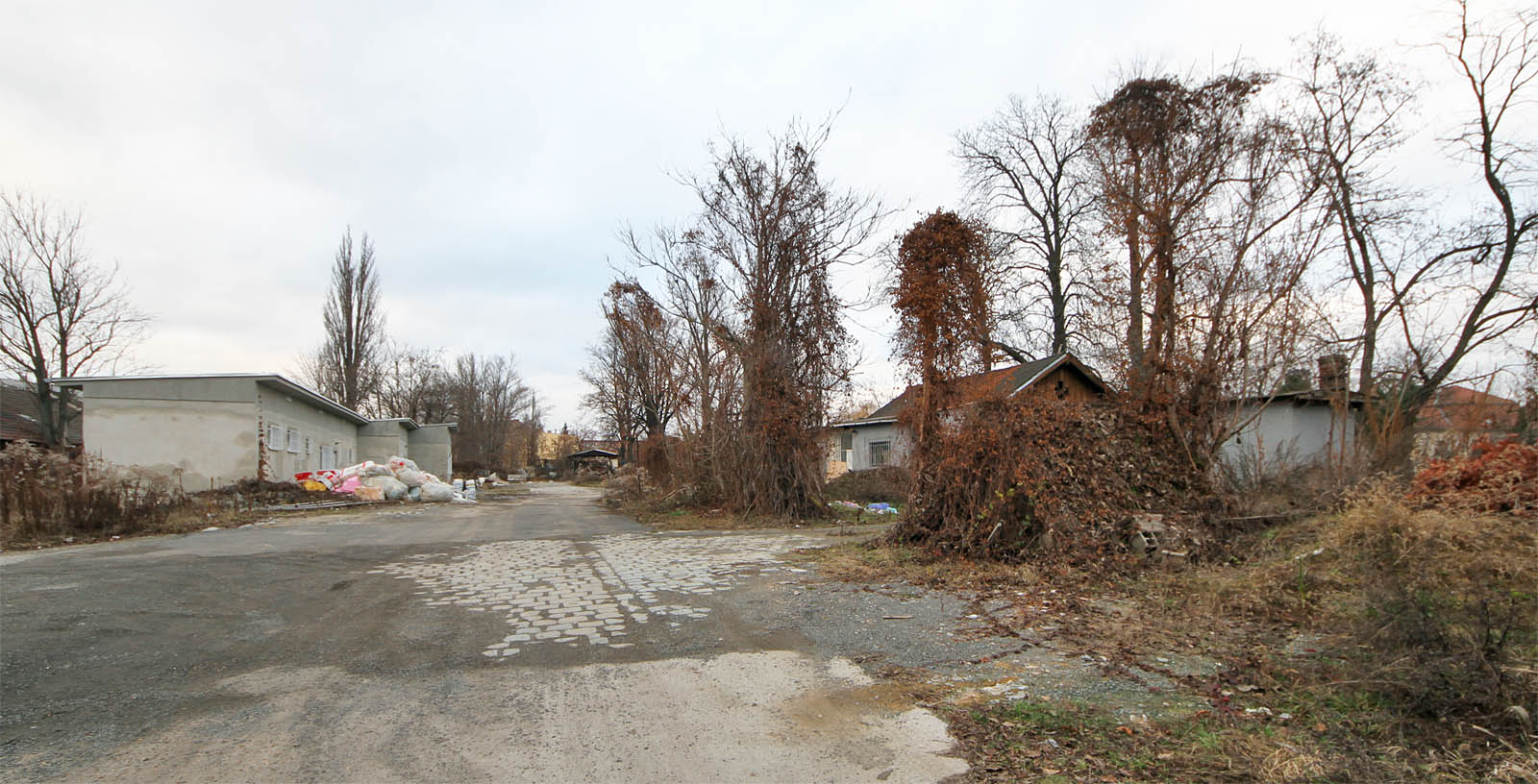 Po vstupu do areálu zahlédne návštěvník jako první kvalitně vydlážděnou manipulační plochu dávno zaniklého nádraží. V houští napravo se skrývají zbytky zarážedla manipulační koleje.