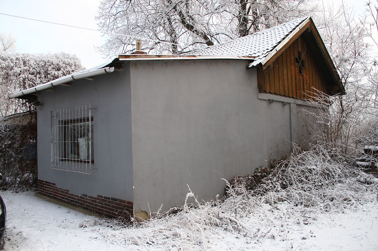 Přistavěná dopravní kancelář pravděpodobně pochází stejně jako čekárna z roku 1928, kdy byl zrušen zaměstnanecký byt a budova byla uzpůsobena pro půsboení přednosty stanice.